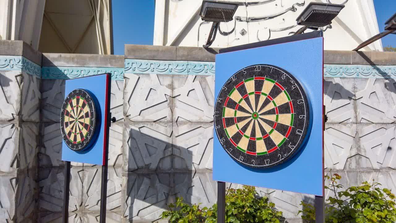 برگزاری مسابقات ورزشی دارت در باغ گلستان