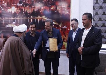تجلیل دهیاری و شورای اسلامی شادآباد از شهردار منطقه ۲