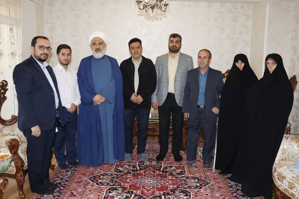 دیدار شهردار تبریز با خانواده معظم شهید والامقام «خان‌پور» و جانباز سرافراز «علی پورحسین»