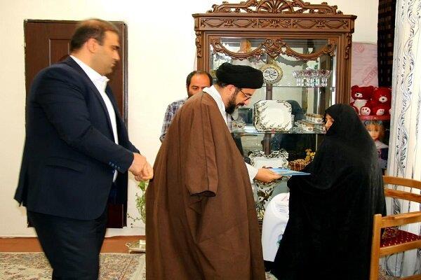 دیدار عضو شورای شهر و شهردار منطقه ۴ تبریز با خانواده شهید والامقام «کیان رحمانی»
