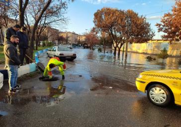 انجام عملیات رفع آبگرفتگی در نقاط مختلف سطح منطقه ۶ تبریز