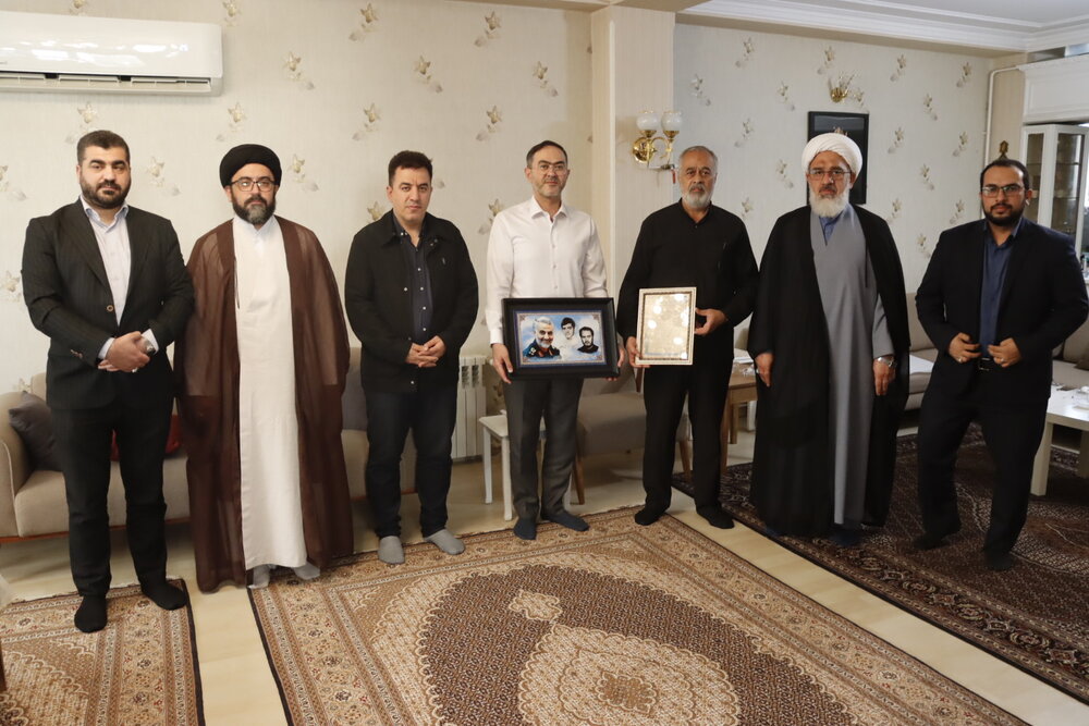 دیدار شهردار تبریز با خانواده معظم شهیدان والامقام «اصل لاهیجانی» و «سالک سلامی»