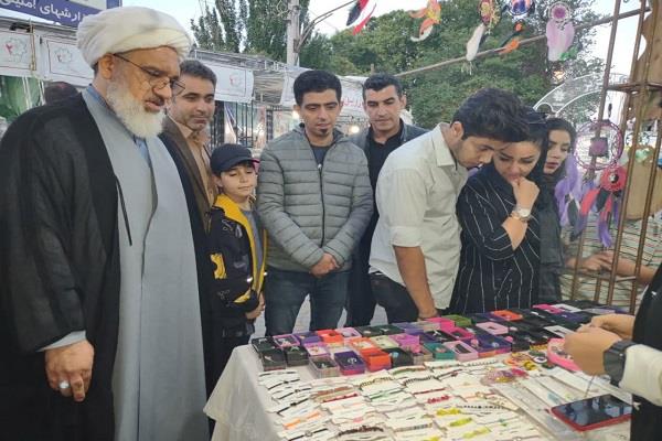 بازدید عضو شورای اسلامی شهر تبریز از نمایشگاه صنایع دستی شهرداری منطقه ۲