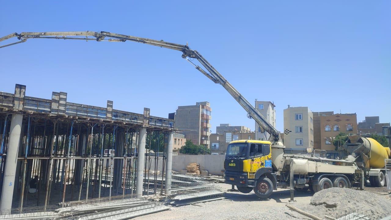 تداوم عملیات بتن ریزی سقف عمارت کلاه فرنگی در پارک باغشمال