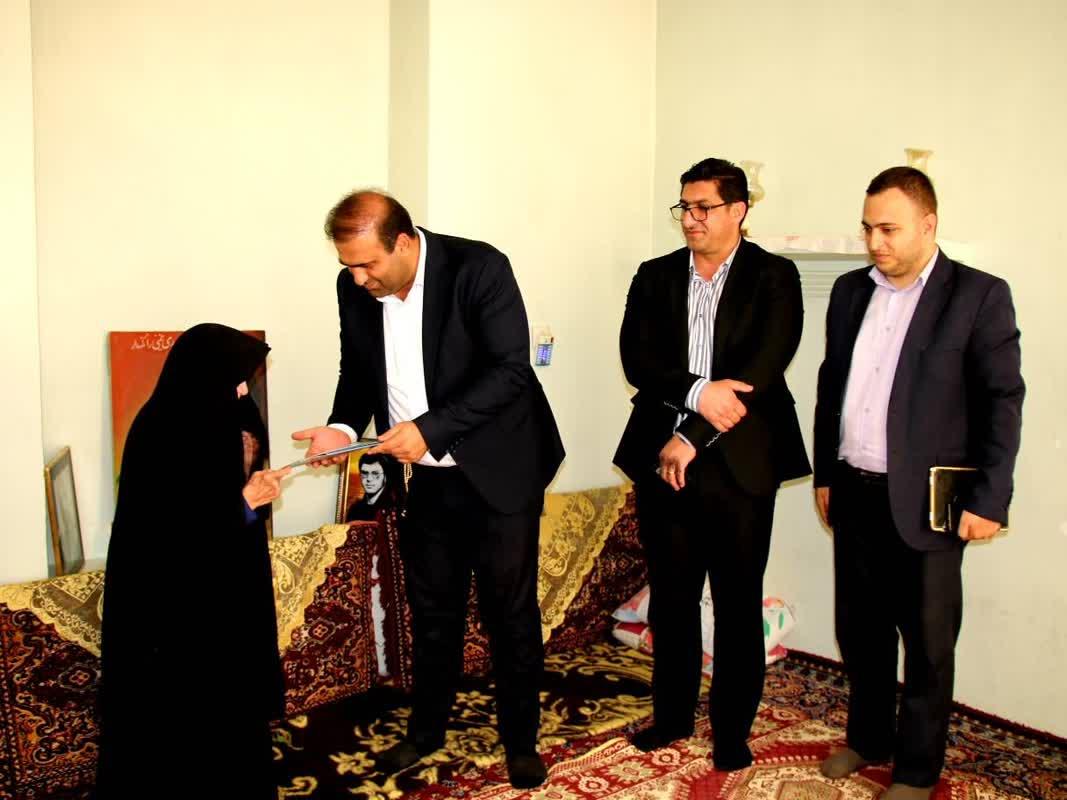 دیدار شهردار منطقه ۴ با خانواده شهید والامقام «احددیده وارآذری»
