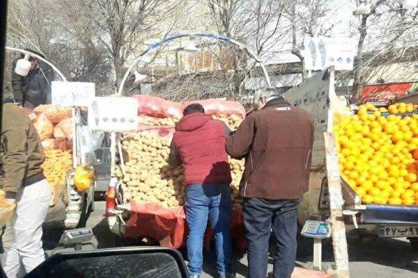 جمعآوری ۵۰ خودرو سد معبری و طبق میوه فروش از سطح منطقه ۴