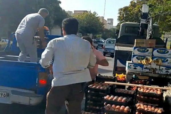 جمعآوری ۶۸ خودرو سد معبری و طبق میوه فروش از سطح منطقه ۴