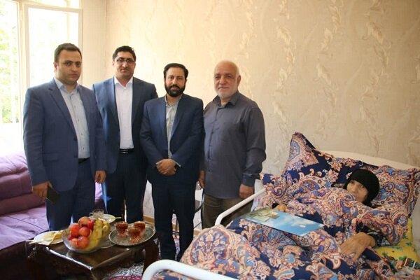 تجلیل معاون مالی و اقتصادی منطقه ۴ از خانواده شهید اهل قلم، «مجید جباری شهیر»