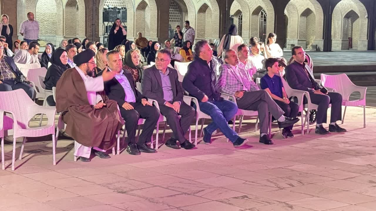 آیین اختتامیه نخستین کنگره شعر غدیر در محوطه مسجد کبود