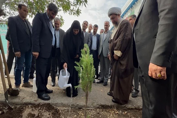 کاشت نهال و ساماندهی فضای سبز مدارس تبریز آغاز شد