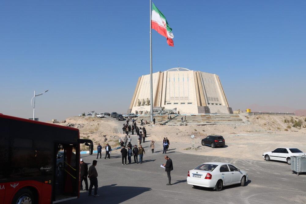احداث دیوار سنگی در ادامه اجرای سن روباز باغ موزه دفاع مقدس